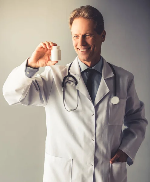 Bonito médico maduro — Fotografia de Stock