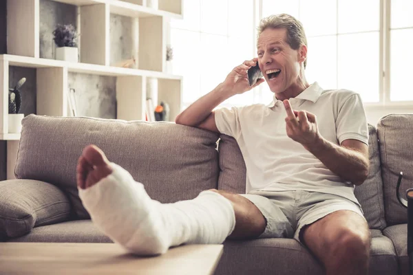 Man with broken leg — Stock Photo, Image