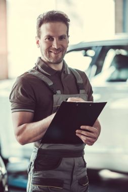 Yakışıklı otomotiv servis işçisi