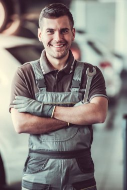 Yakışıklı otomotiv servis işçisi
