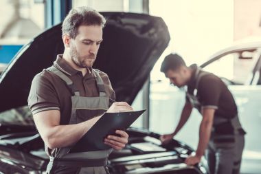 Yakışıklı otomatik servis çalışanları