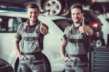 Yakışıklı otomatik servis çalışanları