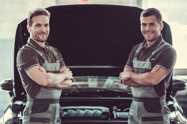 Yakışıklı otomatik servis çalışanları