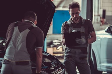 Yakışıklı otomatik servis çalışanları