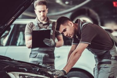 Yakışıklı otomatik servis çalışanları