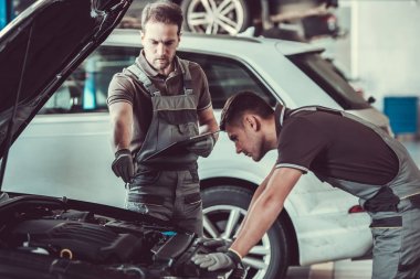 Yakışıklı otomatik servis çalışanları