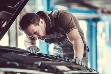 Yakışıklı otomotiv servis işçisi