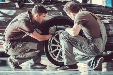 Yakışıklı otomatik servis çalışanları