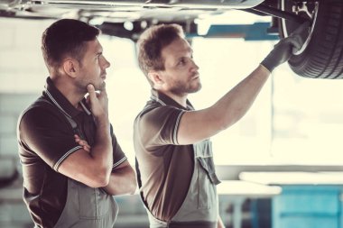 Yakışıklı otomatik servis çalışanları