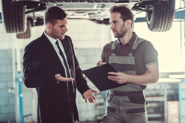 Yakışıklı makinist ve işadamı