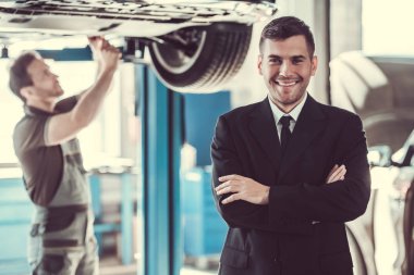 Yakışıklı makinist ve işadamı