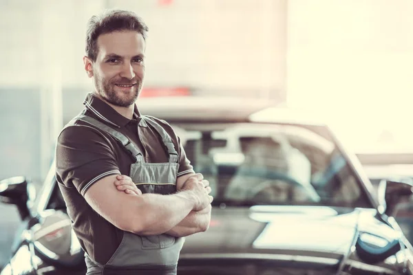 Hermoso trabajador de servicio de automóviles — Foto de Stock