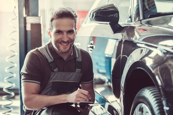 Handsome auto service worker — Stock Photo, Image