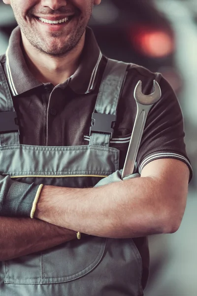 Hermoso trabajador de servicio de automóviles — Foto de Stock