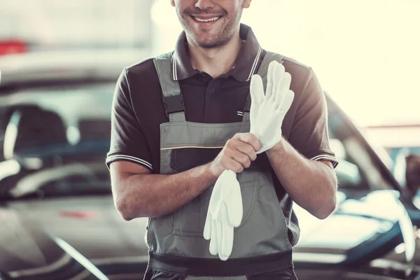 Hermoso trabajador de servicio de automóviles — Foto de Stock