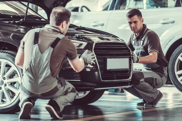 Hermosos trabajadores de servicios de automóviles —  Fotos de Stock