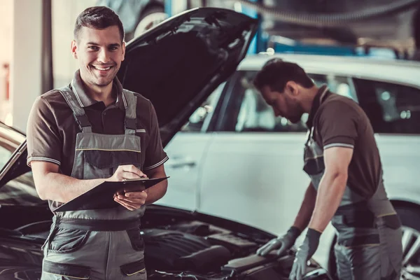Knappe autoarbeiders service — Stockfoto