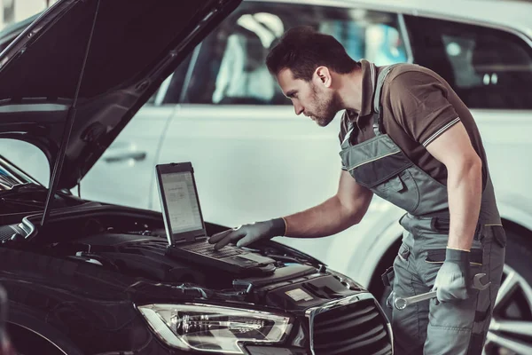 Hermoso trabajador de servicio de automóviles — Foto de Stock