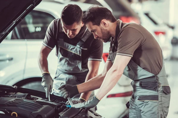 Hermosos trabajadores de servicios de automóviles —  Fotos de Stock