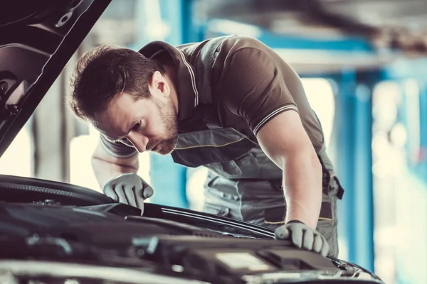 Hermoso trabajador de servicio de automóviles — Foto de Stock