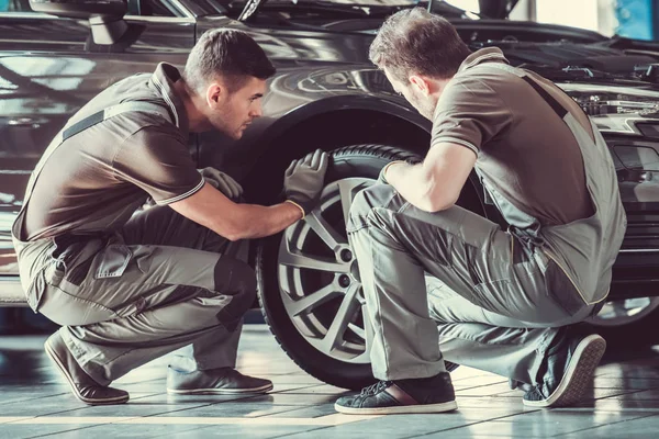 Handsome auto service workers — Stock Photo, Image