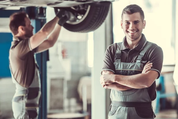 Hermosos trabajadores de servicios de automóviles —  Fotos de Stock