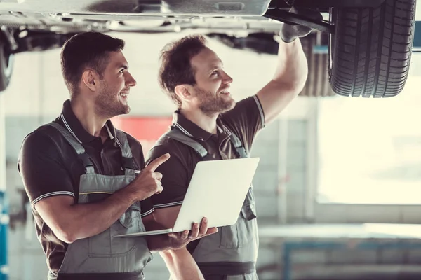 Hermosos trabajadores de servicios de automóviles —  Fotos de Stock