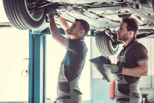 Knappe autoarbeiders service — Stockfoto