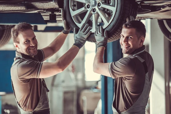 Bonitos trabalhadores de serviços de auto — Fotografia de Stock