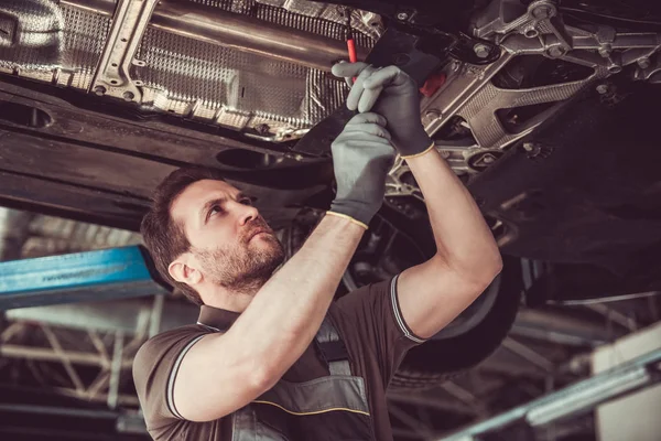 Schöner Autoservice-Arbeiter — Stockfoto