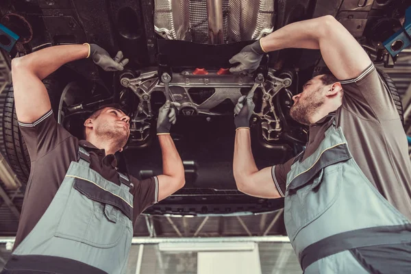 Hermosos trabajadores de servicios de automóviles —  Fotos de Stock