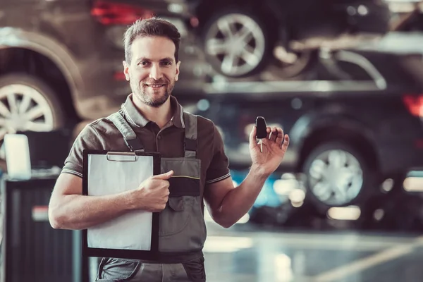 Schöner Autoservice-Arbeiter — Stockfoto