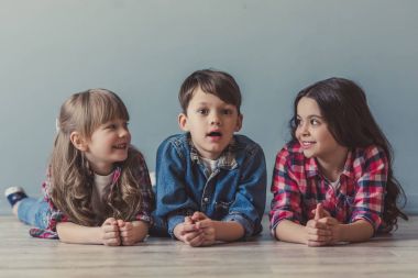 Mutlu şık çocuklar