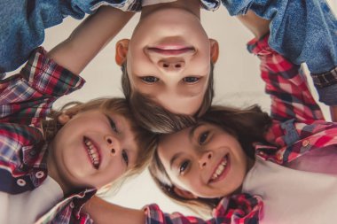 Mutlu şık çocuklar