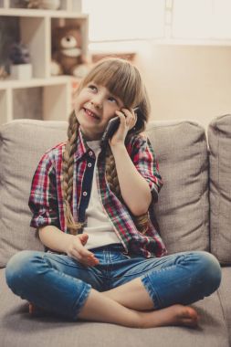 Küçük kız ile becerikli alet