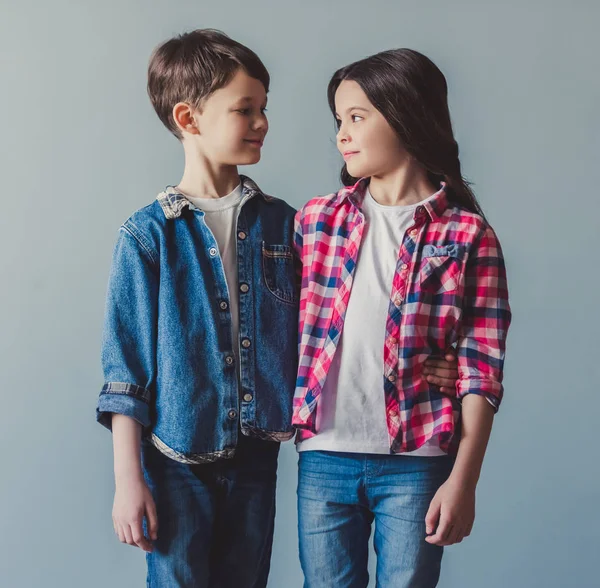 Un par de niños. — Foto de Stock