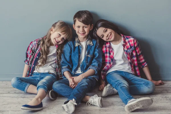 Crianças elegantes felizes — Fotografia de Stock
