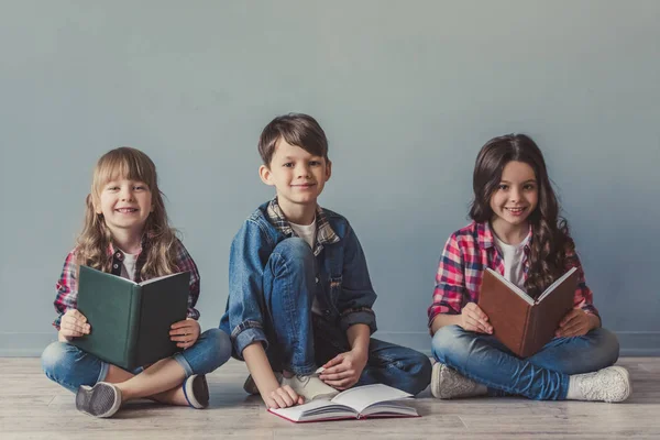 Gelukkige stijlvolle jonge geitjes — Stockfoto