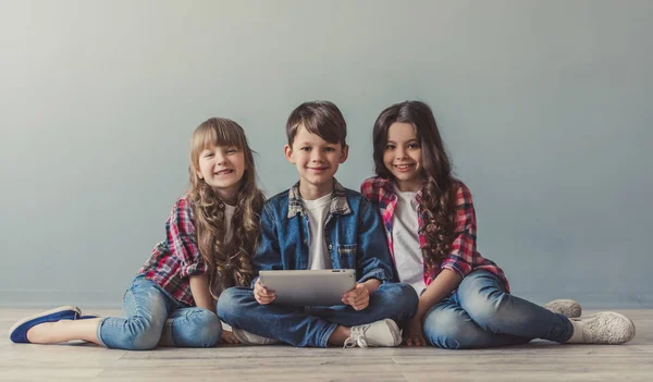 Feliz elegante niños — Foto de Stock