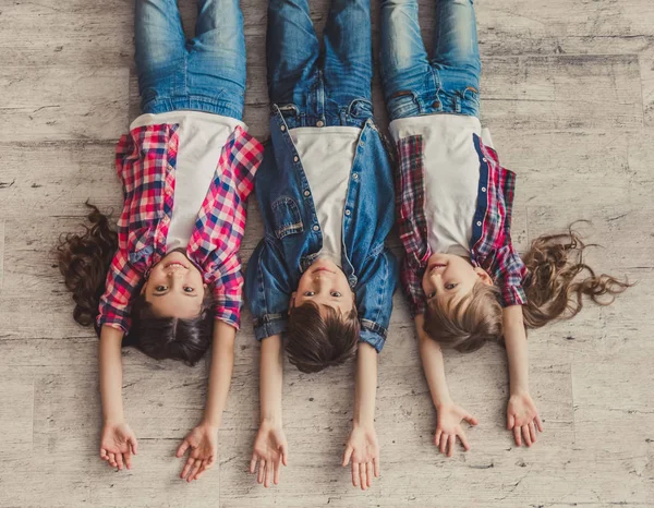 Glückliche stylische Kinder — Stockfoto