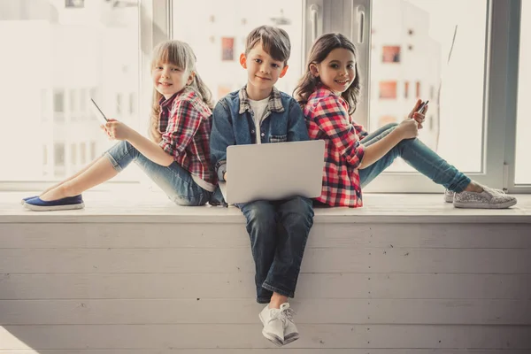 Niños con gadget — Foto de Stock