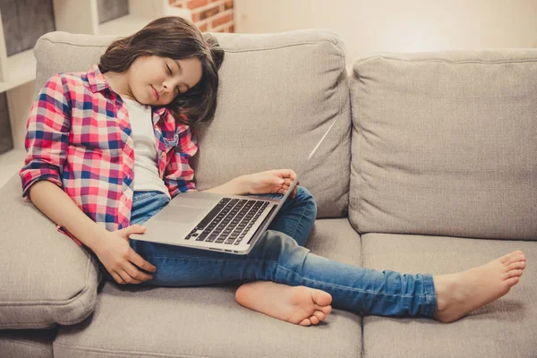 Ragazzina con computer portatile — Foto Stock