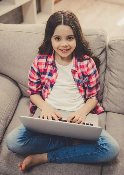 Klein meisje met laptop — Stockfoto