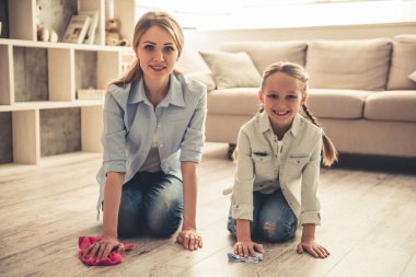 Anne ve kızı temizlik