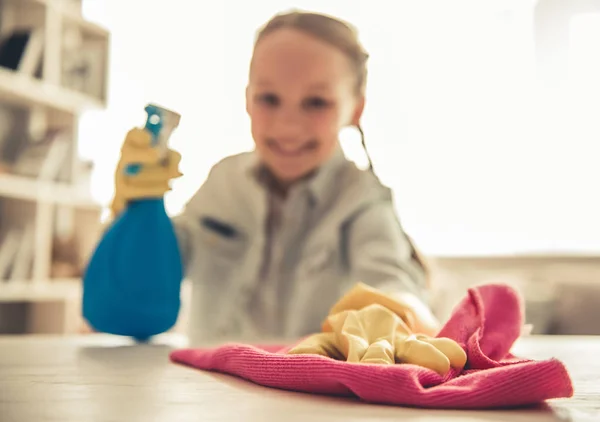 Klein meisje schoonmaken — Stockfoto