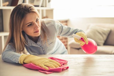 Kadın onun ev temizliği