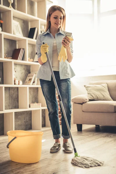 女性は彼女の家の掃除 — ストック写真