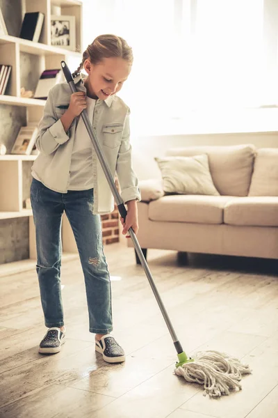 Little girl cleaning — Stock Photo, Image