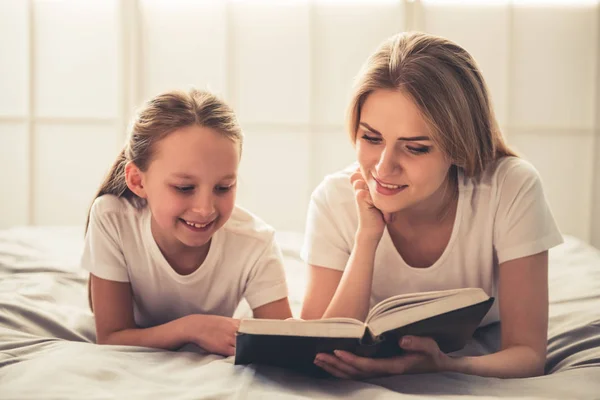 Mamá y su hija — Foto de Stock