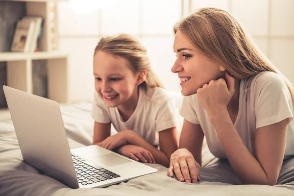 Mom and daughter — Stock Photo, Image